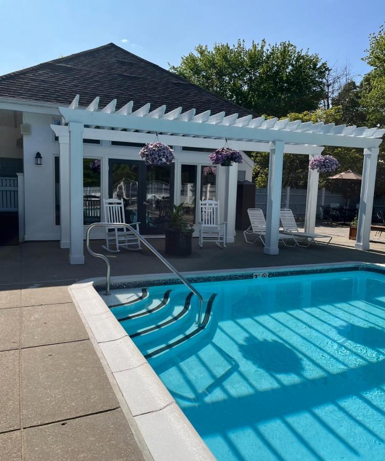 Getaway Villa- 3 Mins To Mohegan- Fully Stocked With Two Full Beds & Fireplace- Jacuzzi, Saltwater Pools, Sauna Norwich Extérieur photo
