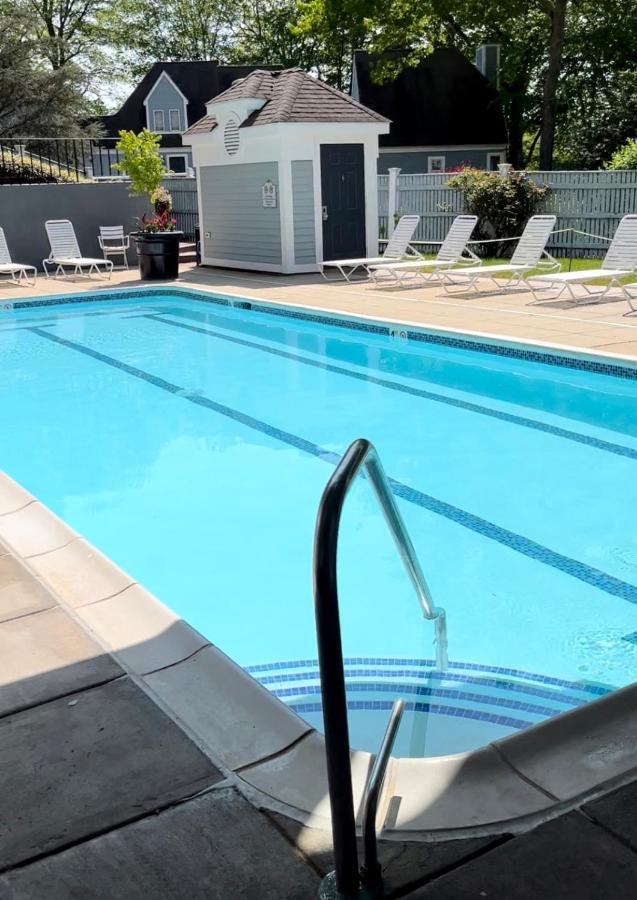 Getaway Villa- 3 Mins To Mohegan- Fully Stocked With Two Full Beds & Fireplace- Jacuzzi, Saltwater Pools, Sauna Norwich Extérieur photo